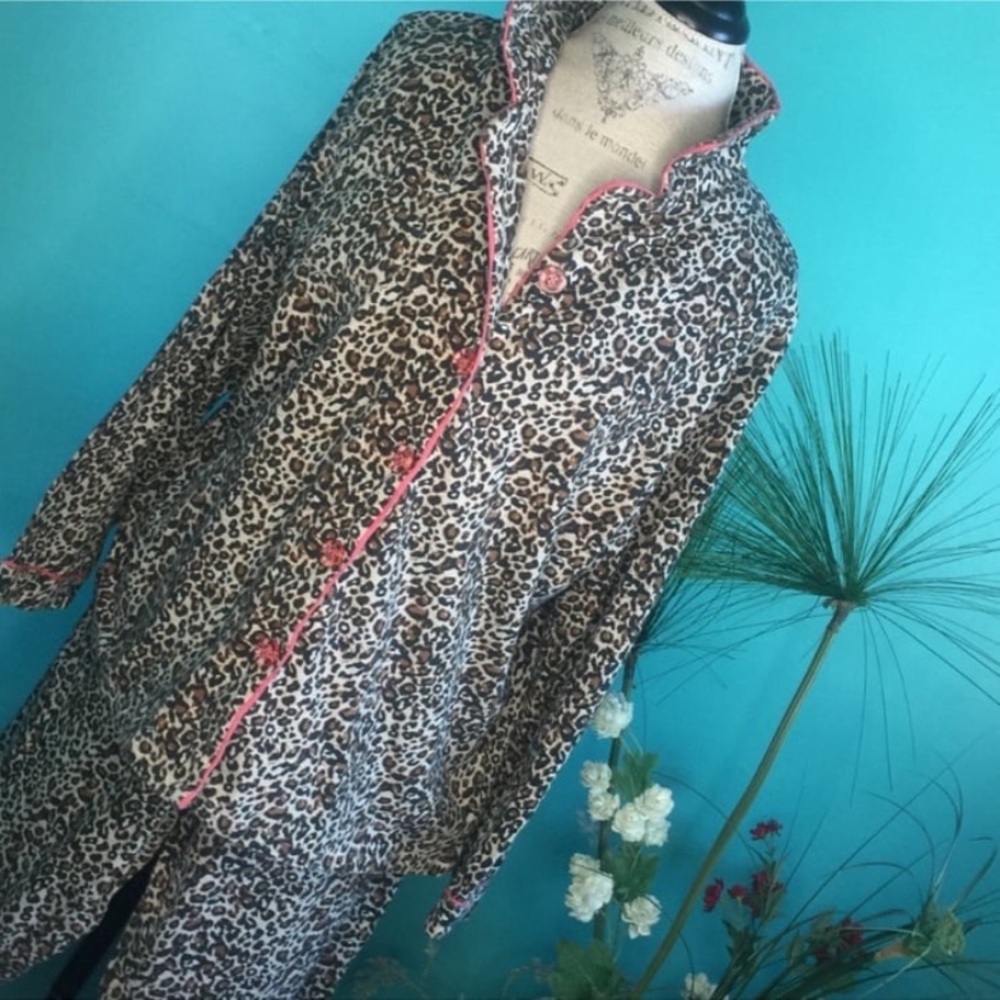 Northern Nights L Animal Print 2 Piece Pajama Set Long Sleeve Top Pants Leopard